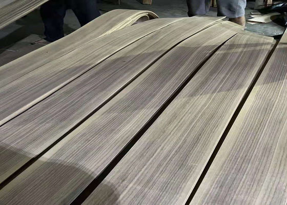 2.5 - 3.8m طول ورقة قشرة الجوز الأسود الأمريكي للخشب الرقائقي